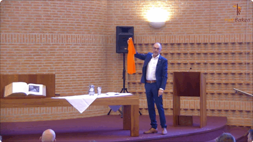Tijdens de preek in Het Baken Bergschenhoek, 3 november 2024 Oranje sjaal tijdens preek
